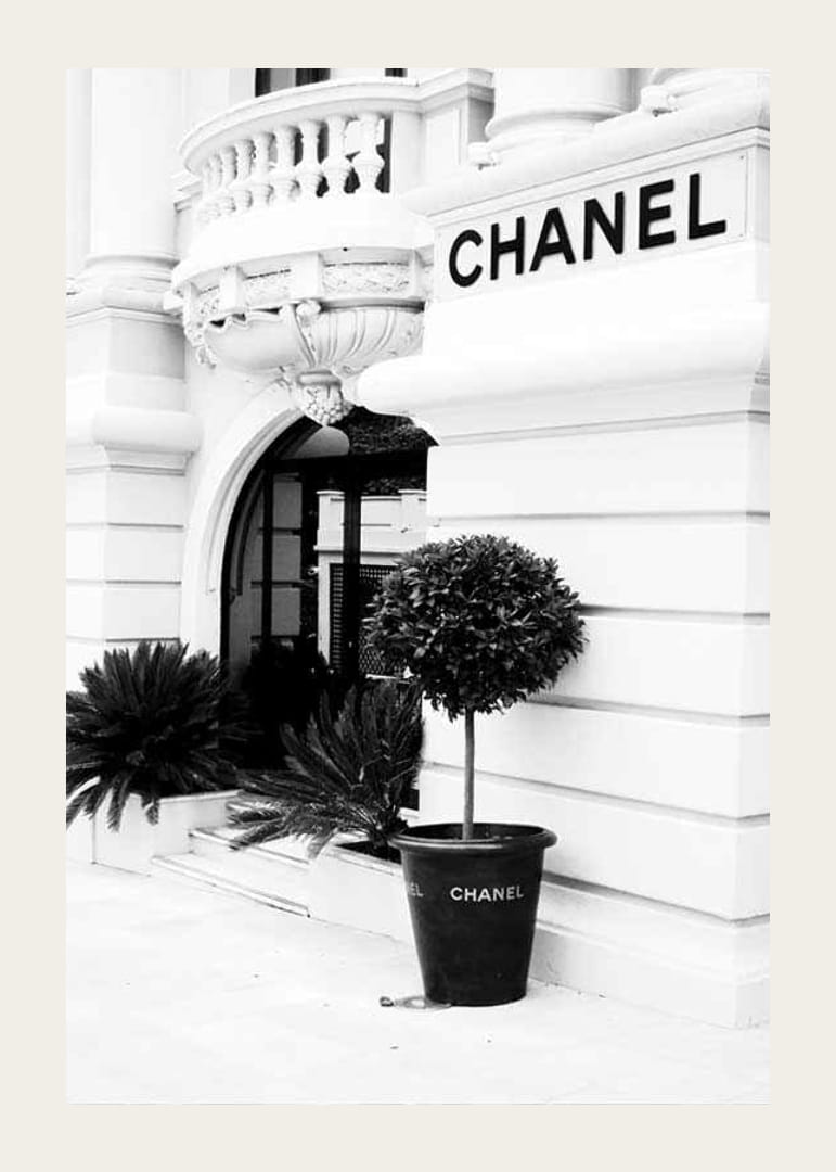 Svartvitt foto av Chanelbutikens entré och fasad-12