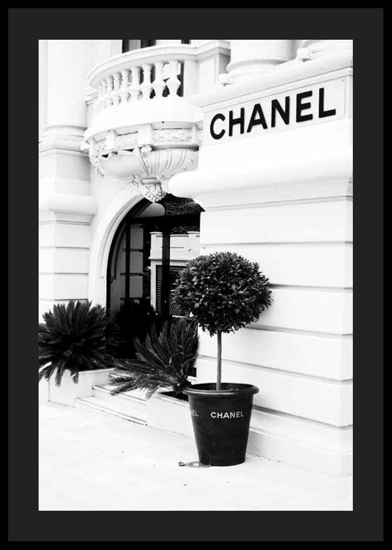 Svartvitt foto av Chanelbutikens entré och fasad-12