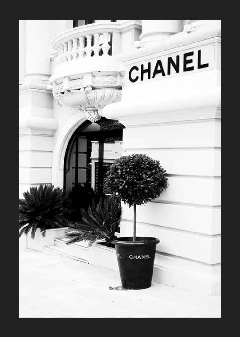 Svartvitt foto av Chanelbutikens entré och fasad-12
