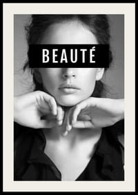 Portrait noir et blanc d'une femme avec le texte BEAUTÉ sur les yeux-2