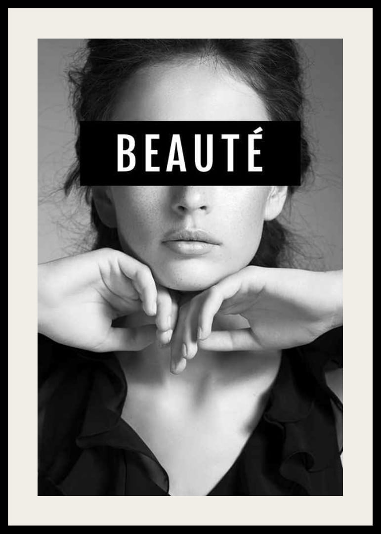 Portrait noir et blanc d'une femme avec le texte BEAUTÉ sur les yeux-12