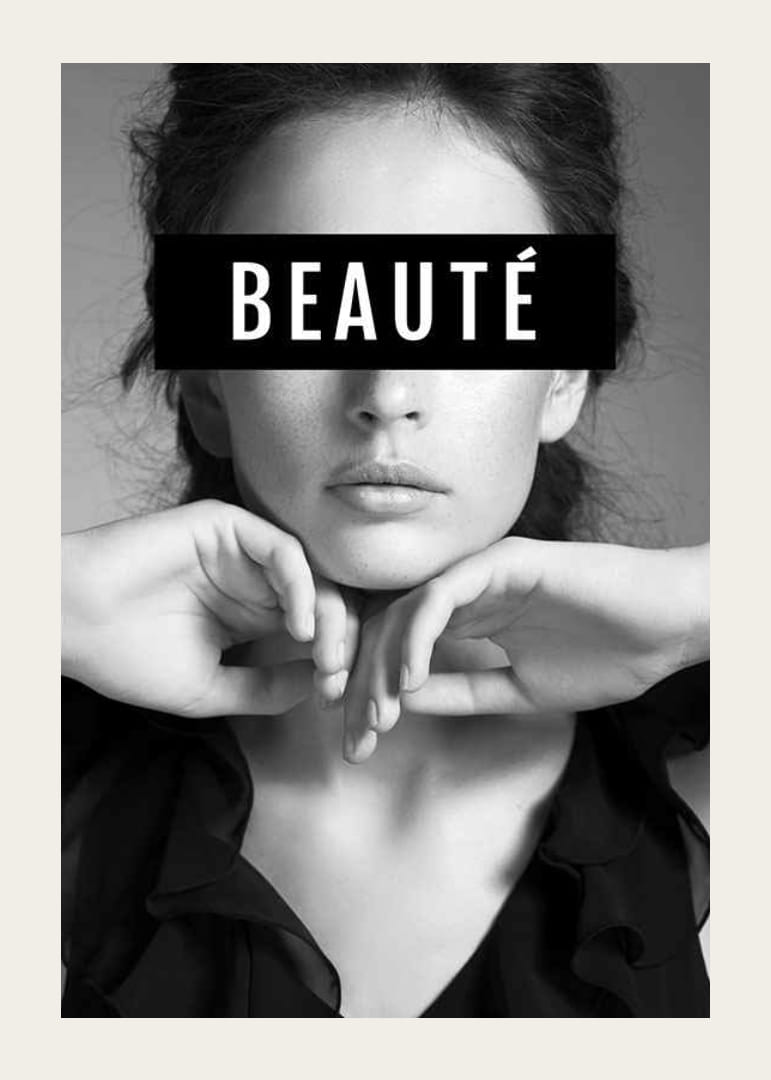 Portrait noir et blanc d'une femme avec le texte BEAUTÉ sur les yeux-12