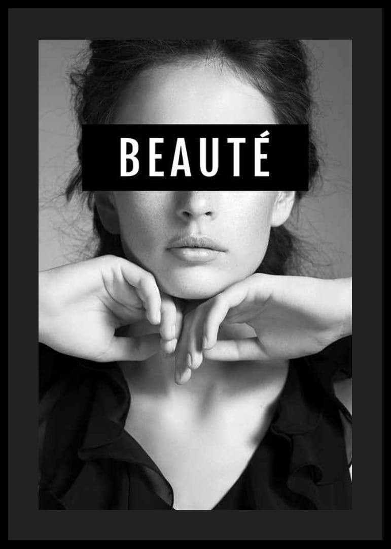 Portrait noir et blanc d'une femme avec le texte BEAUTÉ sur les yeux-12