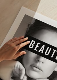 Svartvitt porträtt av kvinna med texten BEAUTÉ över ögonen-9