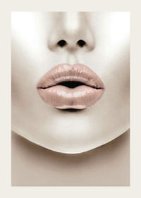 Gros plan de lèvres roses brillantes dans un style minimaliste-3