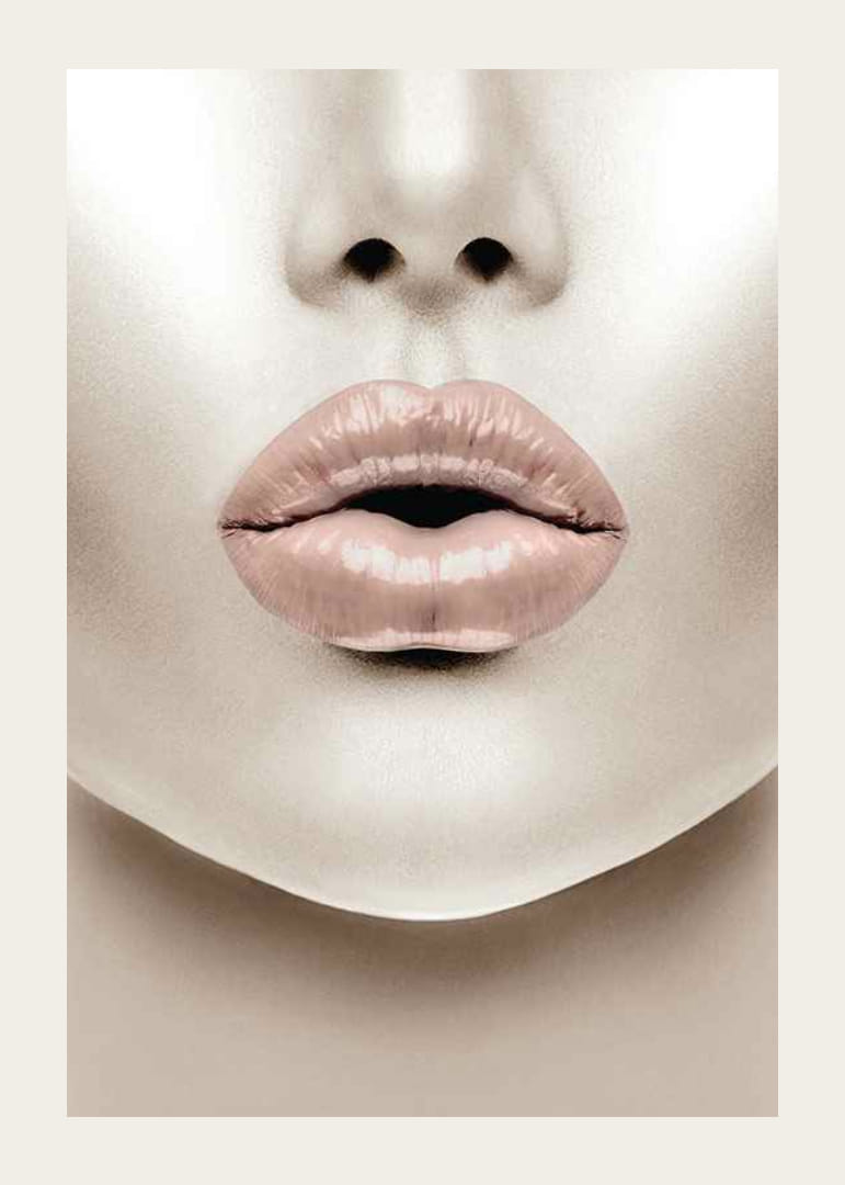 Gros plan de lèvres roses brillantes dans un style minimaliste-12