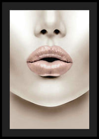 Gros plan de lèvres roses brillantes dans un style minimaliste-4