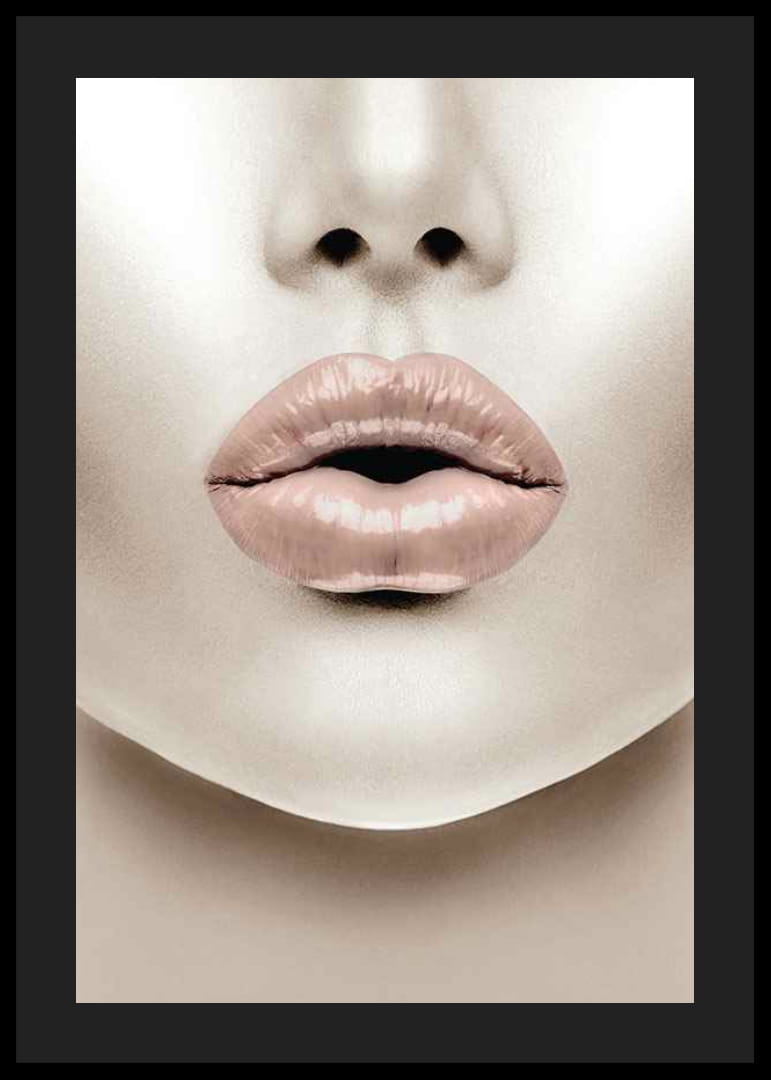 Gros plan de lèvres roses brillantes dans un style minimaliste-12