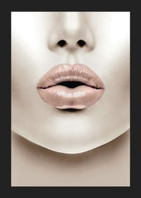 Gros plan de lèvres roses brillantes dans un style minimaliste-5