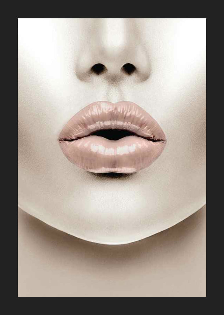 Gros plan de lèvres roses brillantes dans un style minimaliste-12