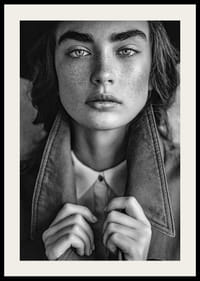 Fotografia in bianco e nero di una giovane donna con lentiggini e sopracciglia definite-2