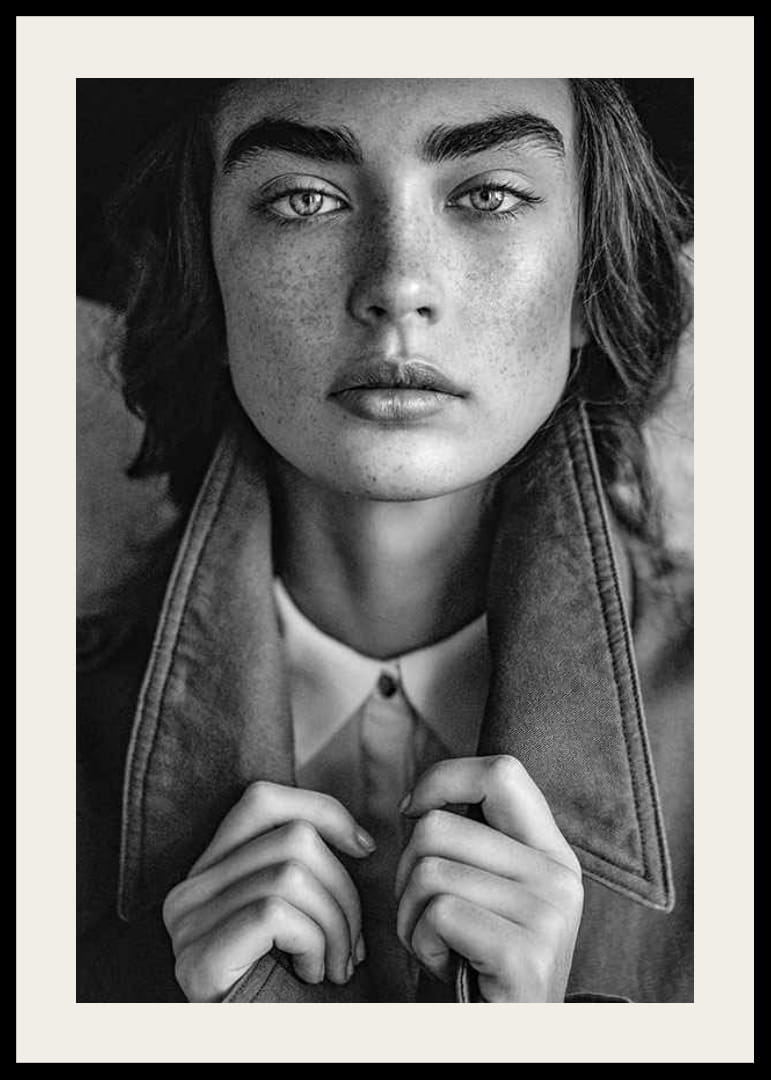 Fotografia in bianco e nero di una giovane donna con lentiggini e sopracciglia definite-12