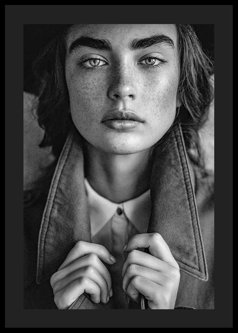 Fotografia in bianco e nero di una giovane donna con lentiggini e sopracciglia definite-12