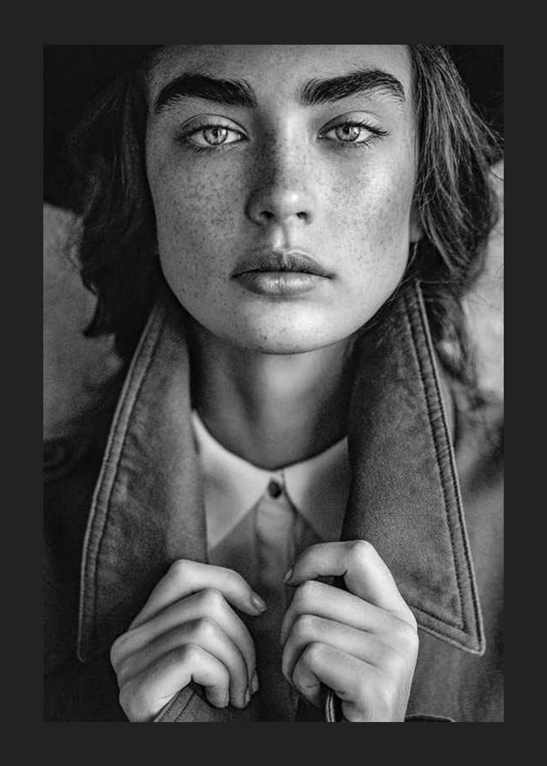 Fotografia in bianco e nero di una giovane donna con lentiggini e sopracciglia definite-12