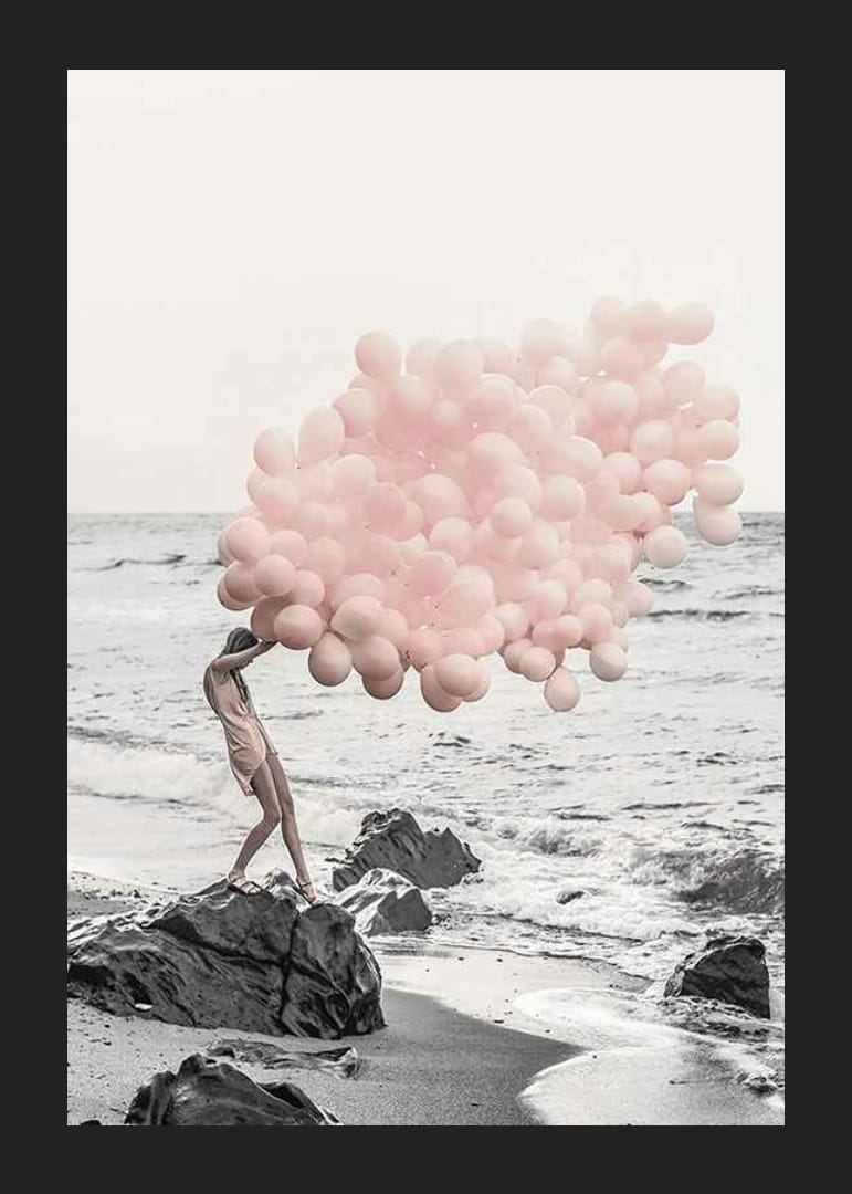 Fotografie cu o femeie pe plajă cu multe baloane roz deschis-12