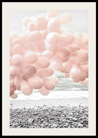 Fotografische lichtroze ballonnen op rotsachtig strand en zee-2