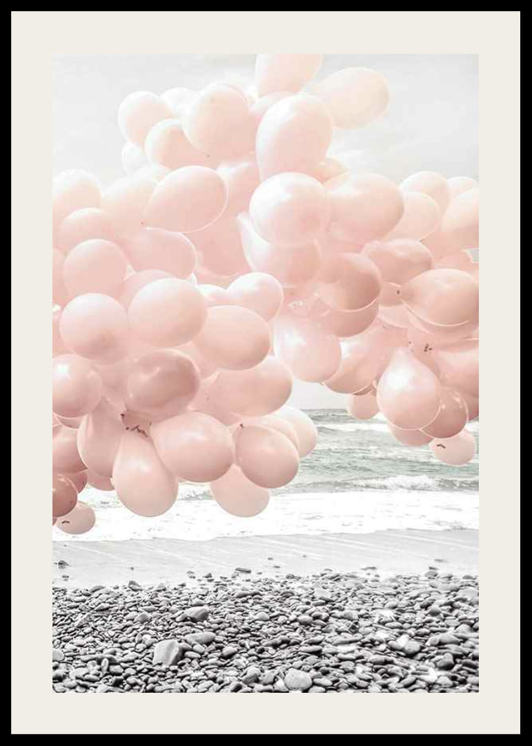 Fotografische lichtroze ballonnen op rotsachtig strand en zee-12