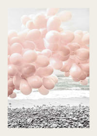 Fotografische lichtroze ballonnen op rotsachtig strand en zee-3