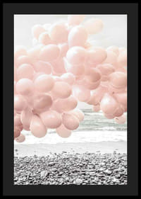 Fotografische lichtroze ballonnen op rotsachtig strand en zee-4