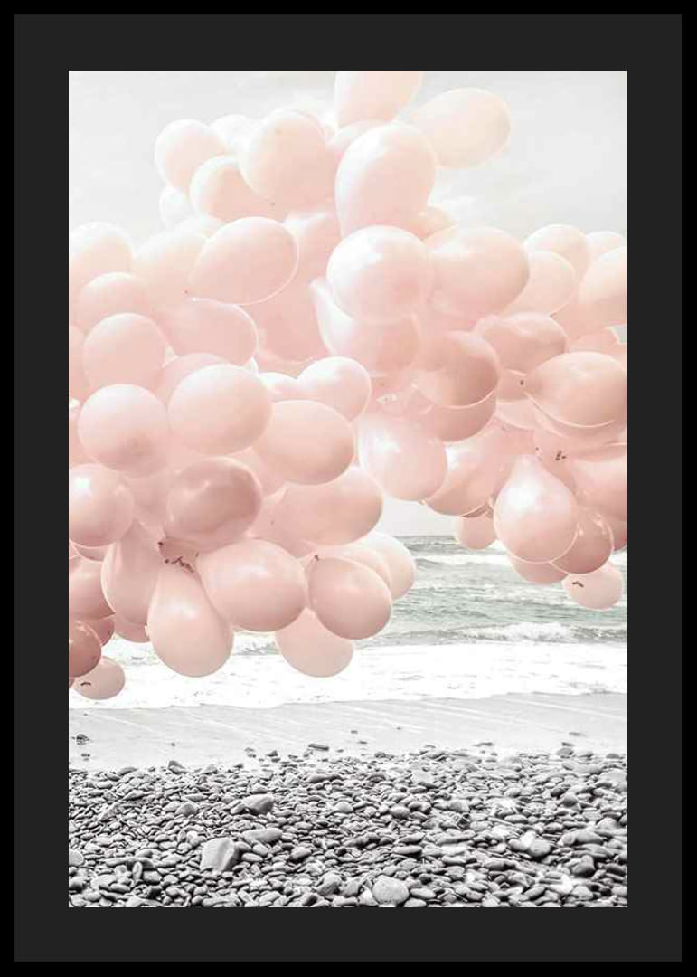 Fotografische lichtroze ballonnen op rotsachtig strand en zee-12