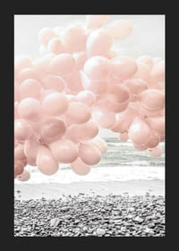 Fotografische lichtroze ballonnen op rotsachtig strand en zee-5