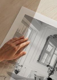 Čiernobiela fotografia ženy vo vani čítajúcej noviny-9