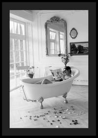 Svartvitt fotografi av kvinna i badkar som läser tidning-4