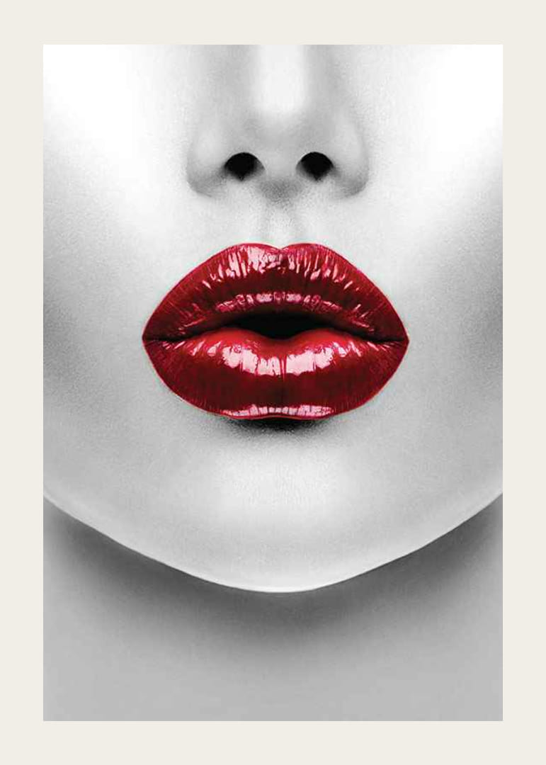 Nahaufnahme von roten glänzenden Lippen auf schwarz-weißem Gesicht-12