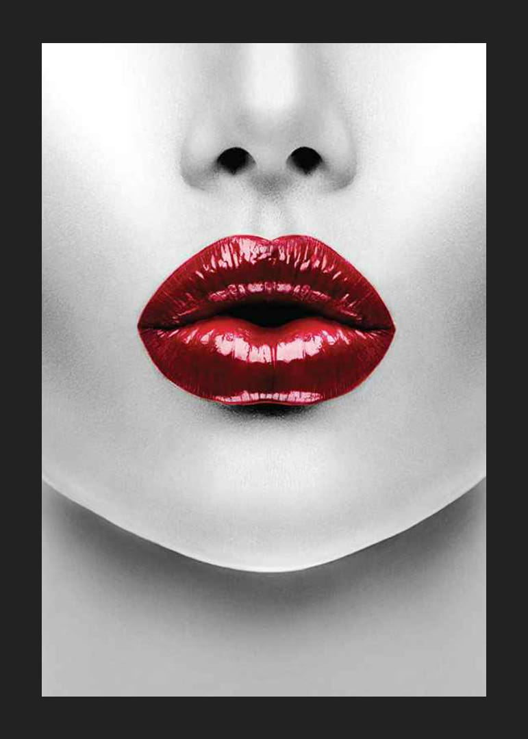 Nahaufnahme von roten glänzenden Lippen auf schwarz-weißem Gesicht-12