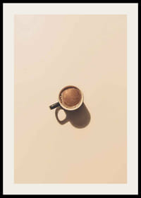 Fotografi av kaffekopp uppifrån mot beige bakgrund-2