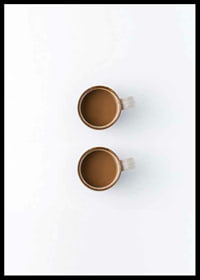 Zwei Kaffeetassen von oben vor weißem Hintergrund, fotografisch-6