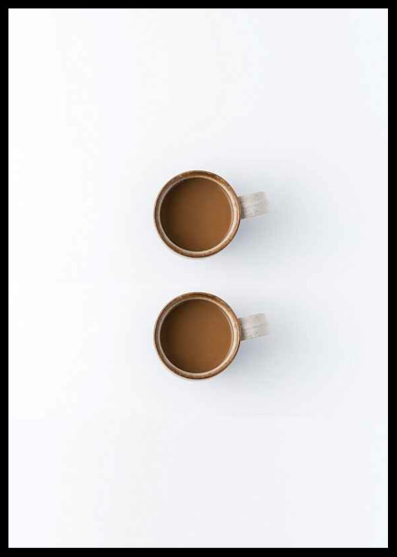 Zwei Kaffeetassen von oben vor weißem Hintergrund, fotografisch-12