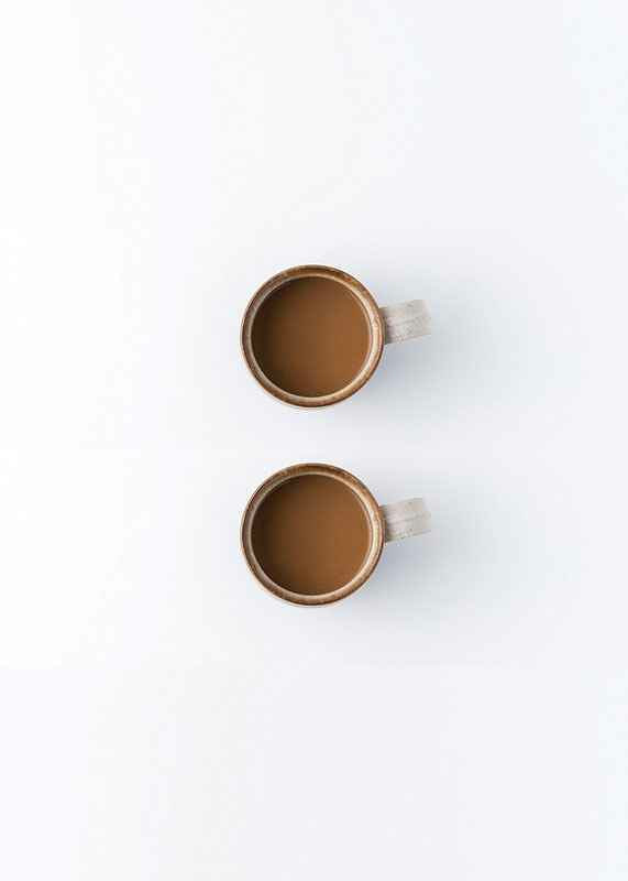 Zwei Kaffeetassen von oben vor weißem Hintergrund, fotografisch-12