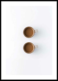 Zwei Kaffeetassen von oben vor weißem Hintergrund, fotografisch-0