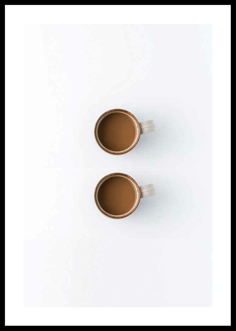 Zwei Kaffeetassen von oben vor weißem Hintergrund, fotografisch-12