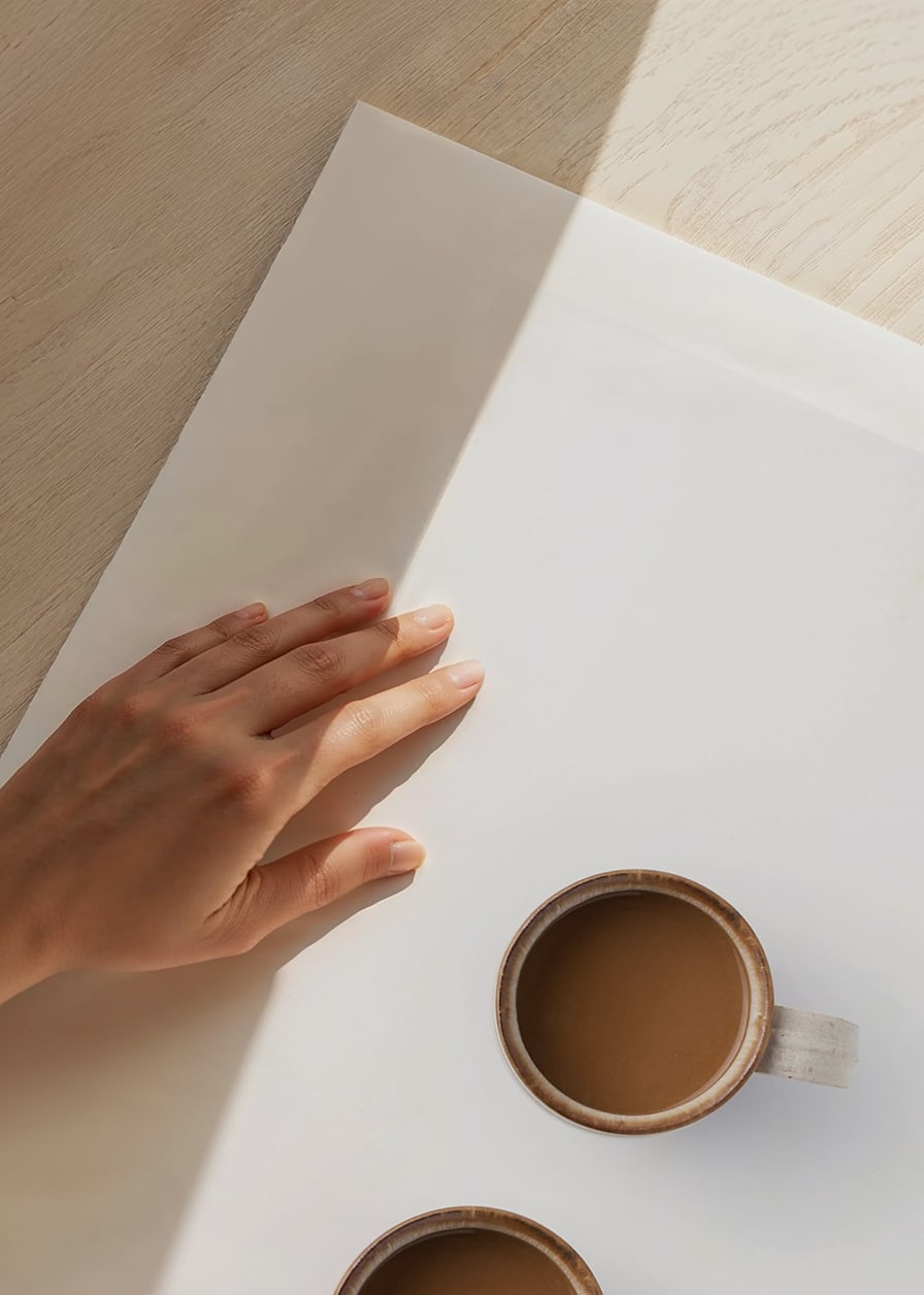 Zwei Kaffeetassen von oben vor weißem Hintergrund, fotografisch-12