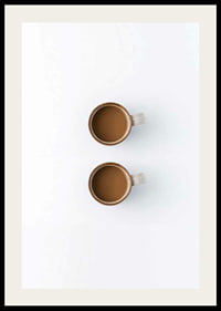 Zwei Kaffeetassen von oben vor weißem Hintergrund, fotografisch-2