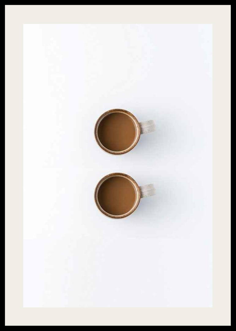 Zwei Kaffeetassen von oben vor weißem Hintergrund, fotografisch-12