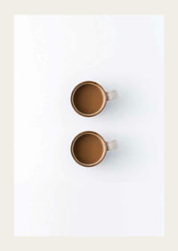 Zwei Kaffeetassen von oben vor weißem Hintergrund, fotografisch-3