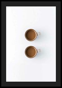 Zwei Kaffeetassen von oben vor weißem Hintergrund, fotografisch-4
