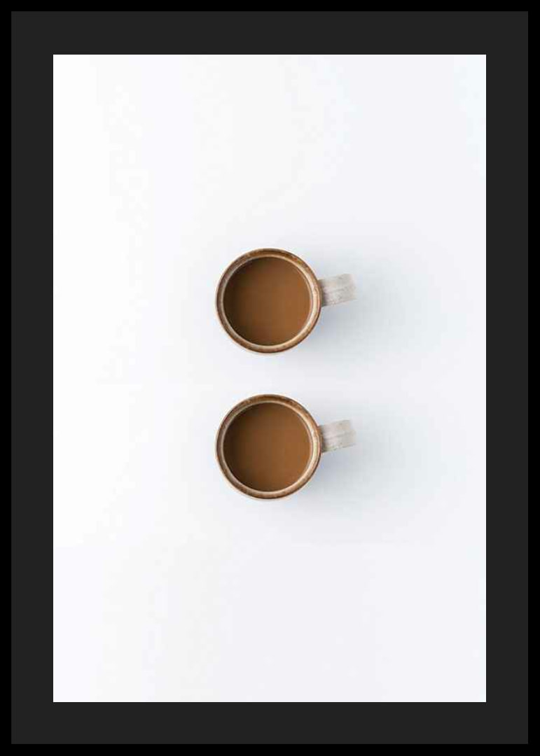 Zwei Kaffeetassen von oben vor weißem Hintergrund, fotografisch-12