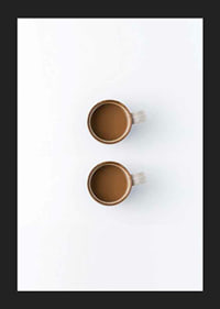 Zwei Kaffeetassen von oben vor weißem Hintergrund, fotografisch-5
