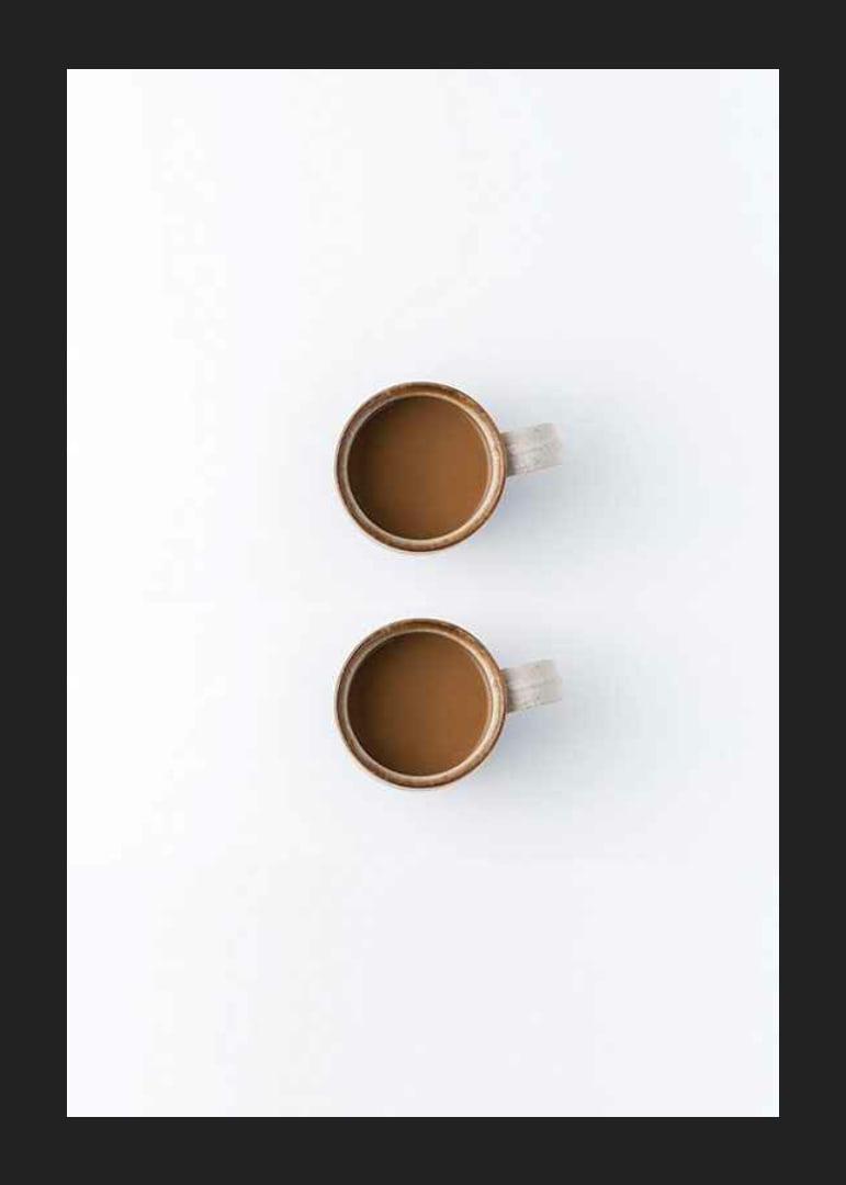 Zwei Kaffeetassen von oben vor weißem Hintergrund, fotografisch-12