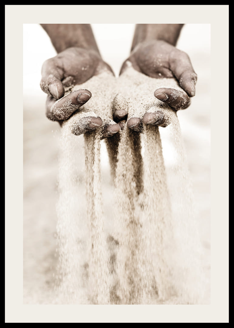 Fotografi av händer som släpper sand i mjuka beige toner-12