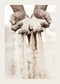 Fotografi av händer som släpper sand i mjuka beige toner-3