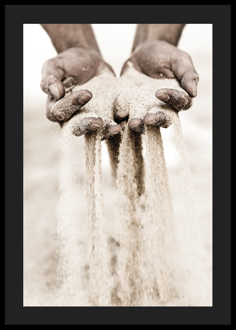 Fotografi av händer som släpper sand i mjuka beige toner-12