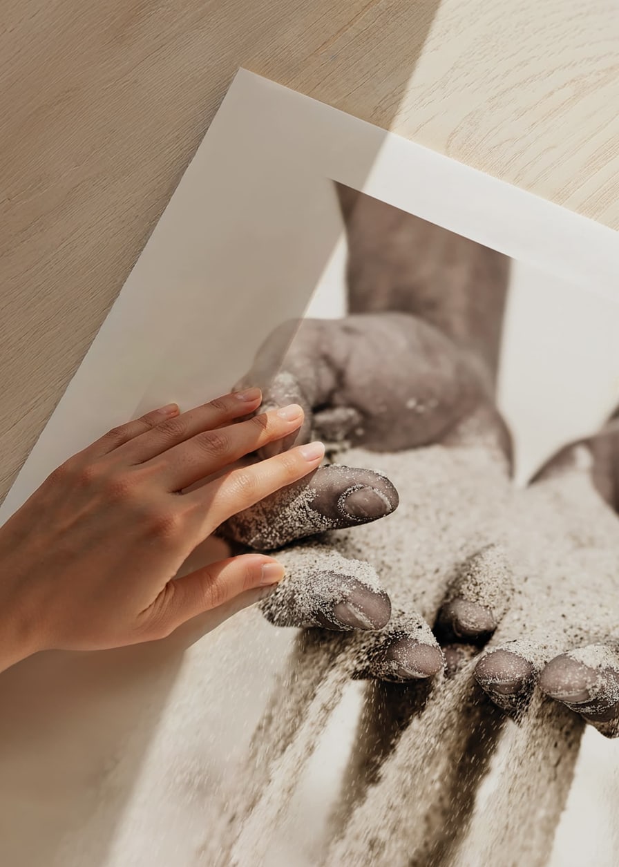 Photographie de mains libérant du sable dans des tons beiges doux-12