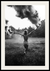 Svartvitt foto av kvinna med röksignaler i öppet fält-2