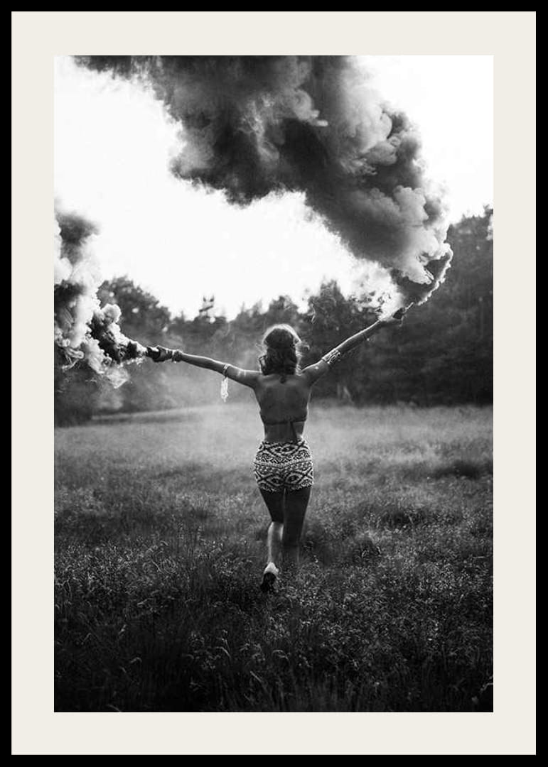 Svartvitt foto av kvinna med röksignaler i öppet fält-12