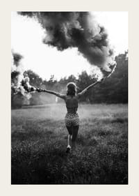 Svartvitt foto av kvinna med röksignaler i öppet fält-3